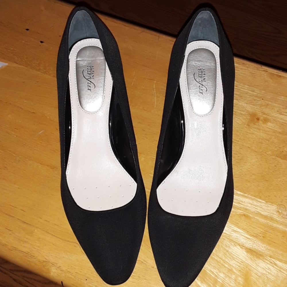 Alfani women's Nadeen closed toe wedge pump.